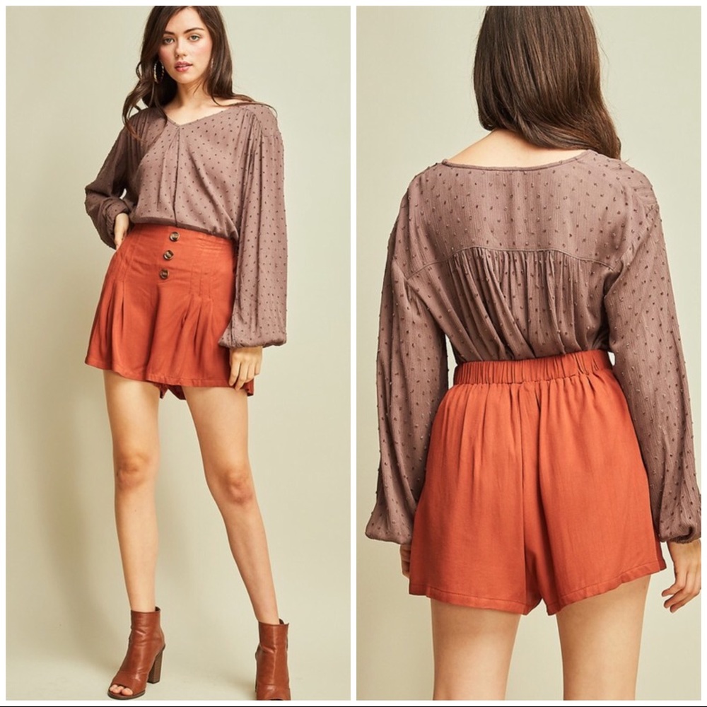 Flowy Pull On short With Front Button detail